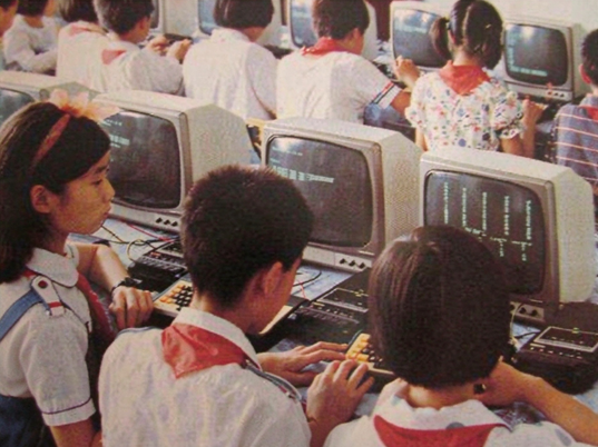学生使用COMX-35